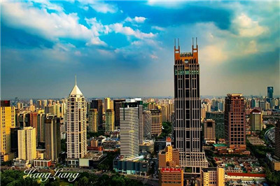 一个闪耀的宝石,静静矗立于花都大街 一个闪耀的宝石,静静矗立于花都大街